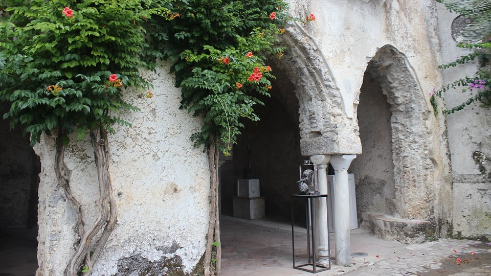 Flowering creepers over the arcaded courtyard of Villa Rufolo in Ravello