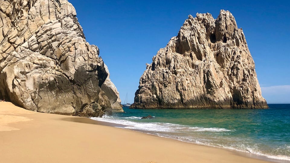 Playa del Divorcio, the Pacific-facing beach at Land's End