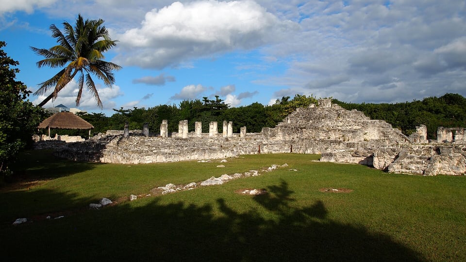 Low Maya ruins and palms at El Rey in the Hotel Zone