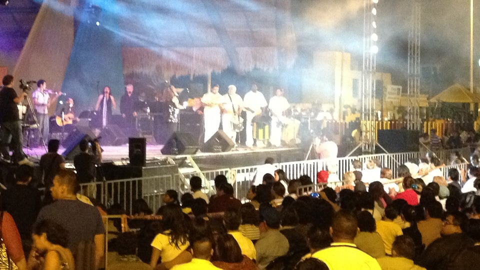 An evening public performance in Parque de las Palapas
