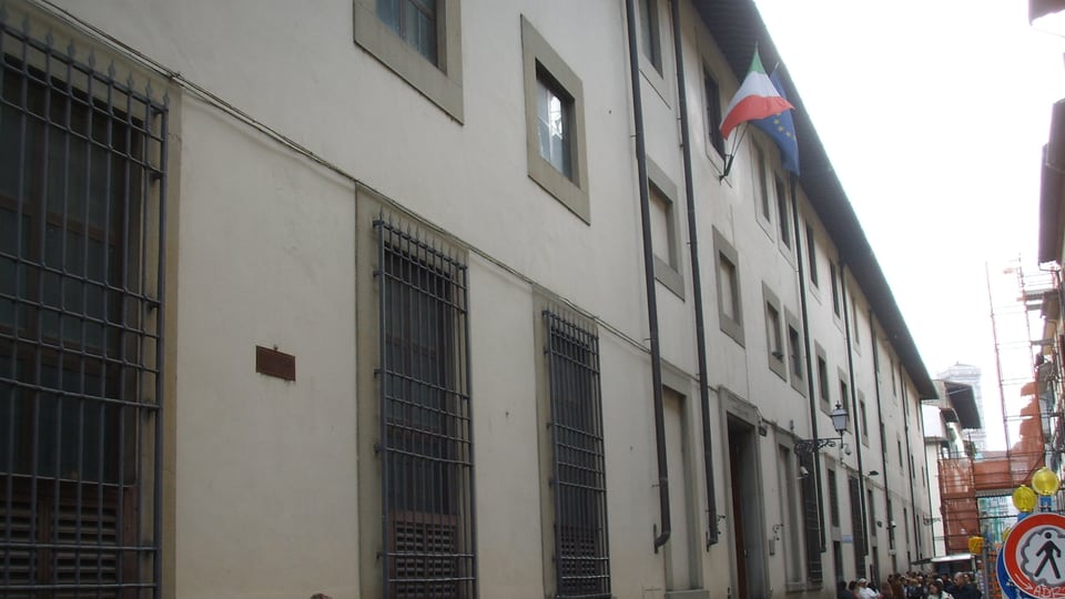 The long street front of the Galleria dell’Accademia on Via Ricasoli, with visitors gathering at the far end