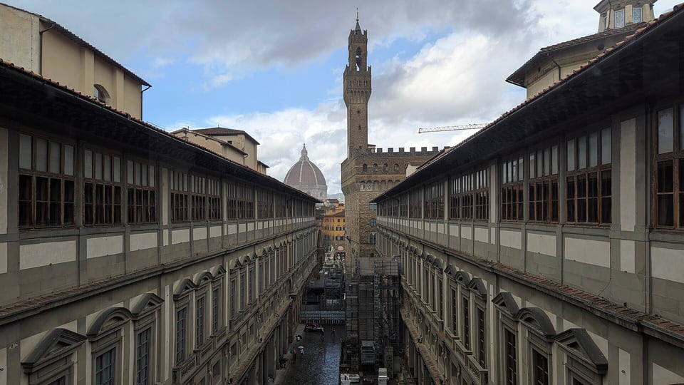 The two wings of the Uffizi around Piazzale degli Uffizi, leading toward the tower of Palazzo Vecchio