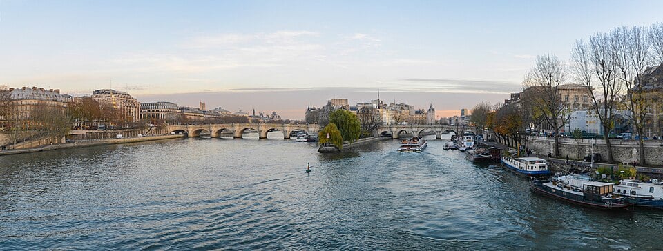 rive della Senna e panorama di Parigi