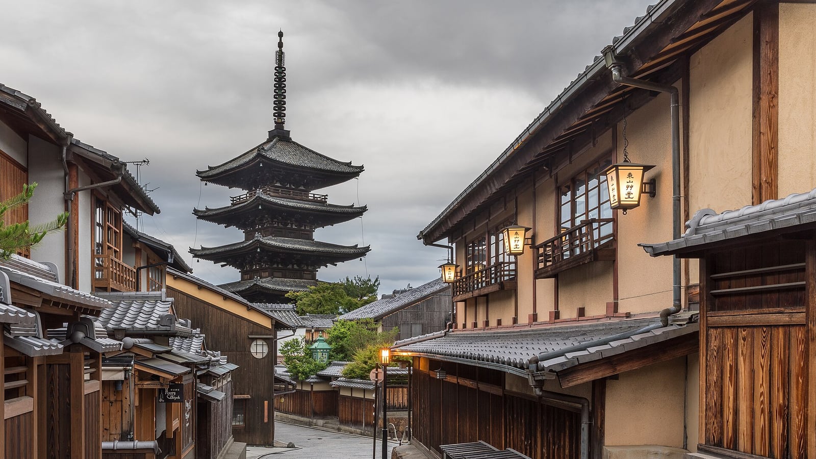 Wooden townhouses lining an empty Yasaka-dori lane below the Yasaka Pagoda in Higashiyama