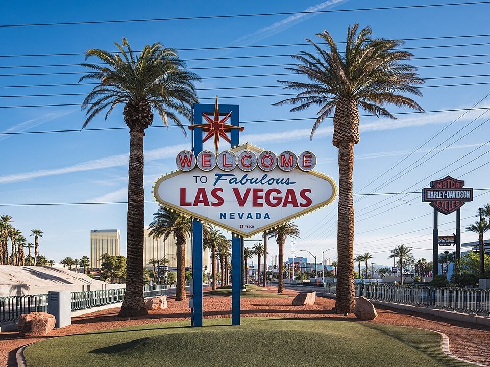 Welcome to Fabulous Las Vegas sign between palm trees