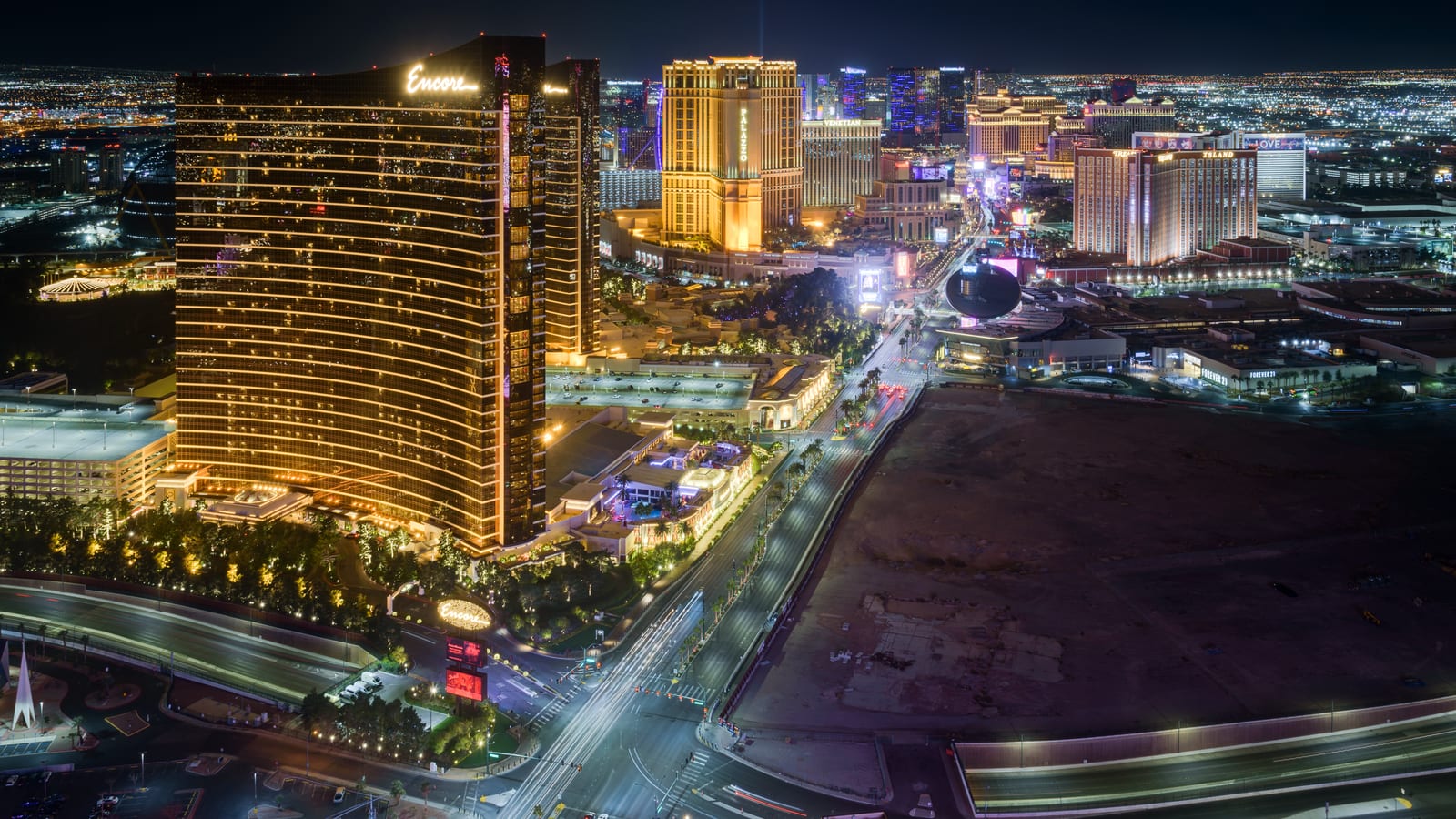 Resorts illuminés et skyline de Las Vegas au crépuscule