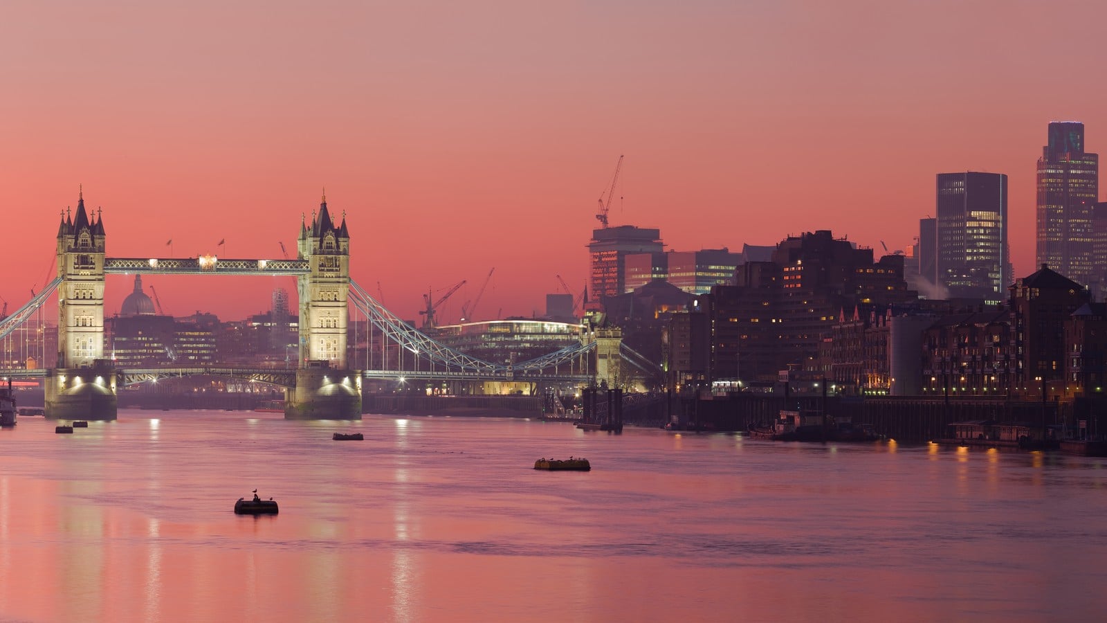 Tower Bridge et la Tamise entre les quartiers de Londres
