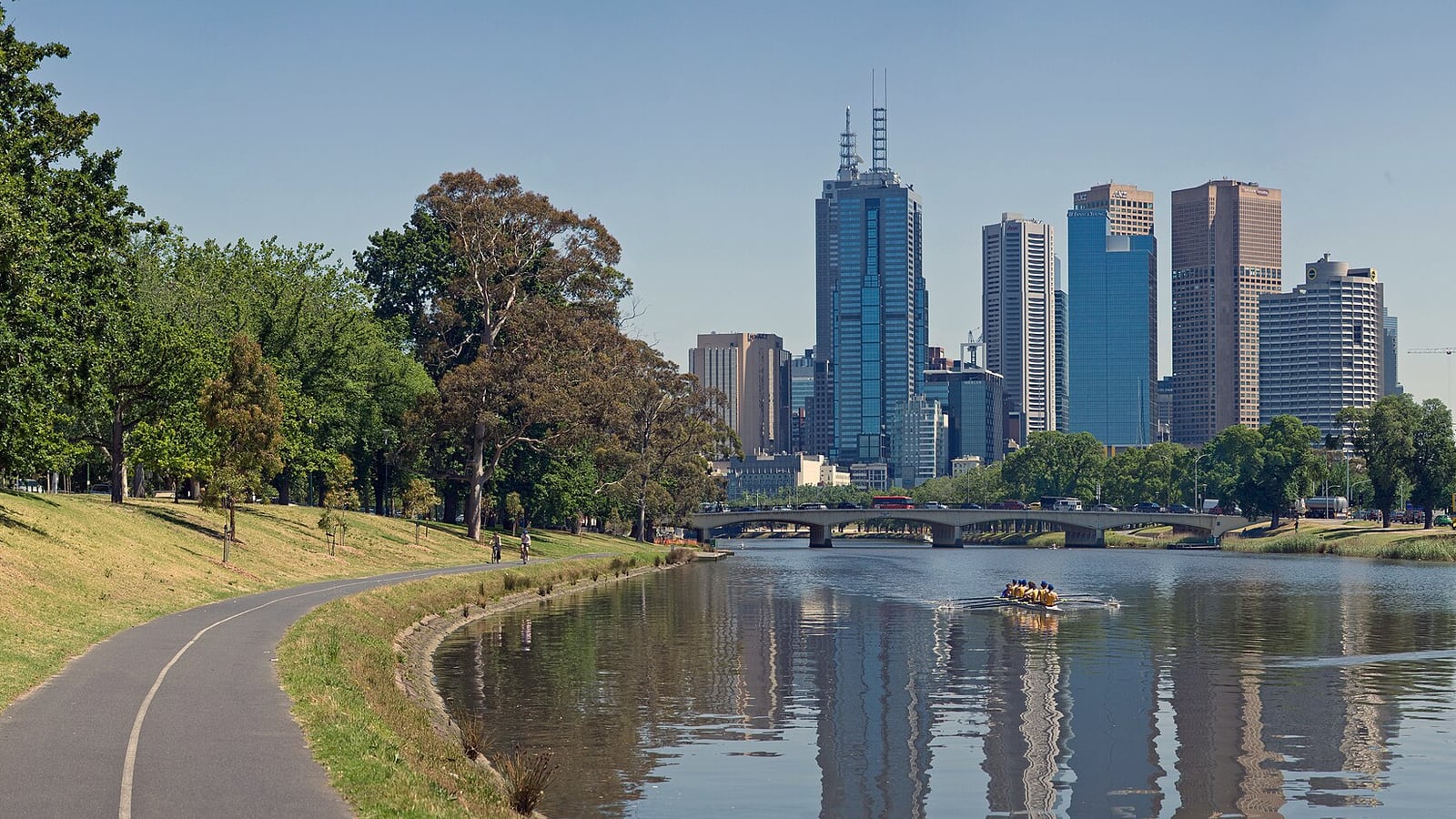The Yarra River and the Melbourne city skyline seen from the Yarra Trail
