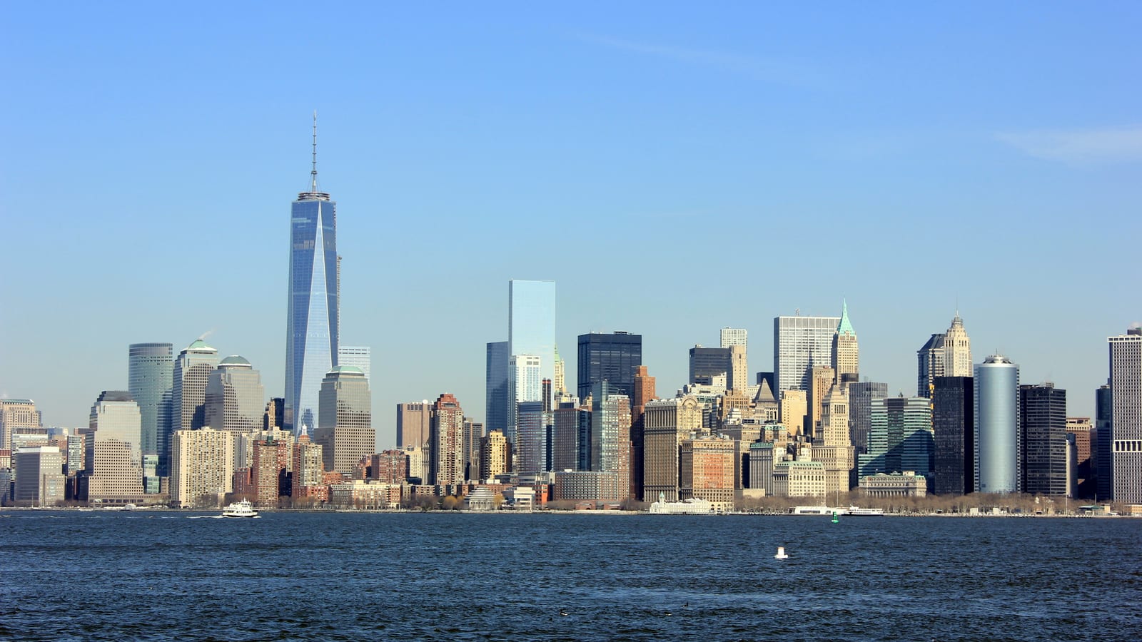 Skyline de Lower Manhattan dominée par One World Trade Center, vue depuis l'eau par temps clair