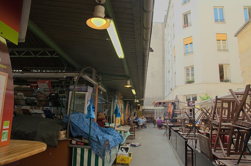 Covered walkway and stalls at Marché des Enfants Rouges