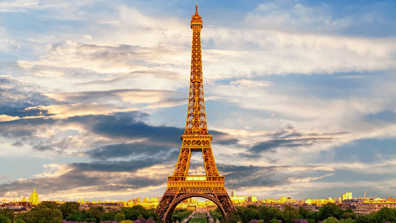 La tour Eiffel au coucher du soleil, vue depuis les jardins du Trocadéro