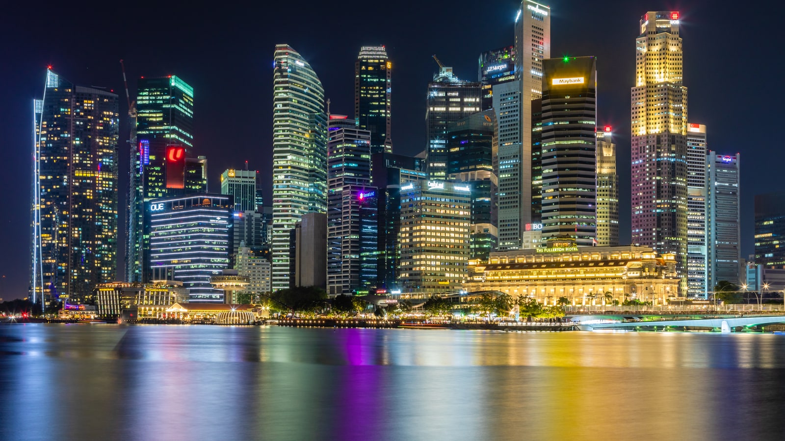 Skyline nocturne de Singapour reflétée dans Marina Bay